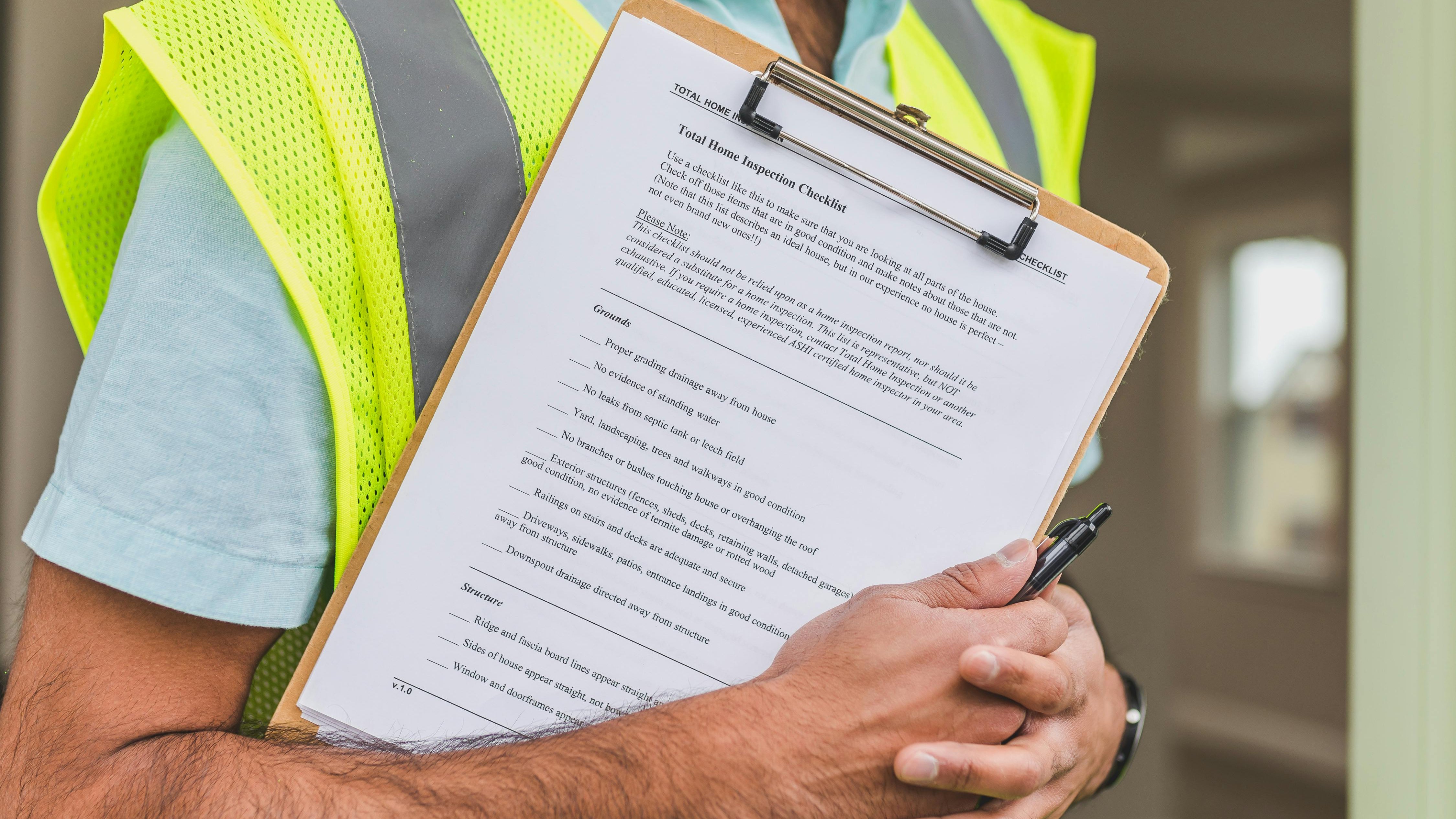Mitarbeiter dokumentiert eine Liegenschaftskontrolle auf einer Checkliste